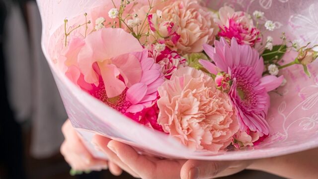 結婚式で両親へのプレゼントは花束のみでは足りない？