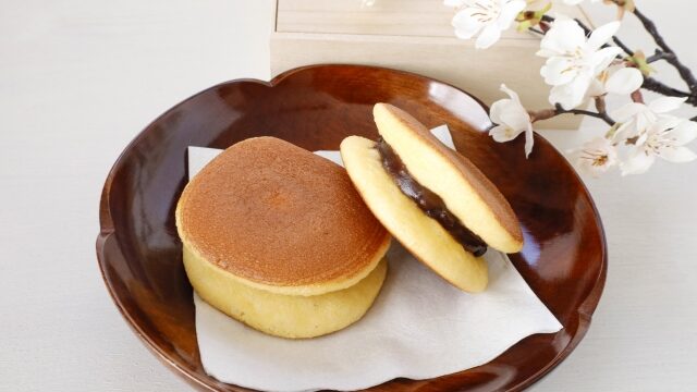 お土産を配る際の適切なマナーとは