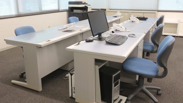 会社へのお土産は誰に渡すか、どこまで配るべきかの判断