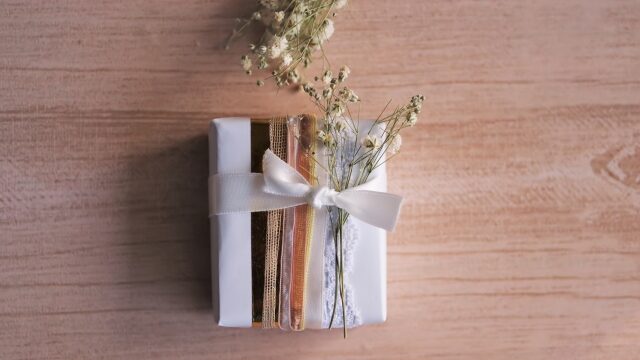 ご祝儀とは別にプレゼントを贈る時の金額の目安