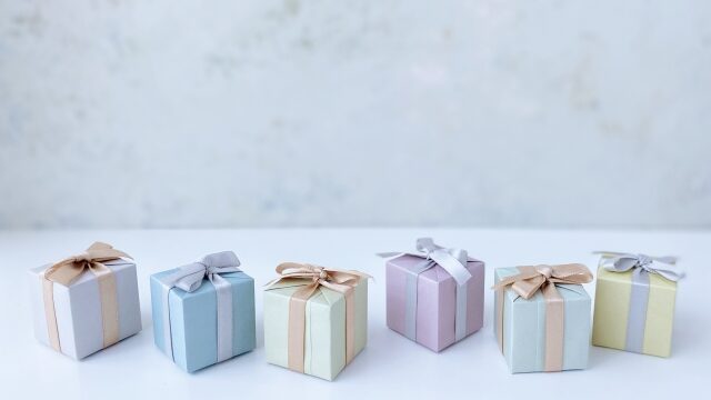 兄弟へ贈る出産祝いでの現金とプレゼントの違いを解説