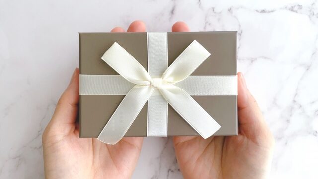 プレゼント交換で自分のが当たらない方法