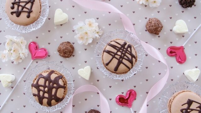 バレンタインに贈るお菓子の意味一覧と比較